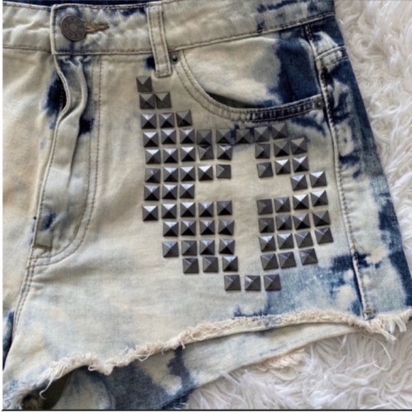 Women’s BDG Acid Wash Studded Jean Shorts Size 32 - Picture 2 of 6
